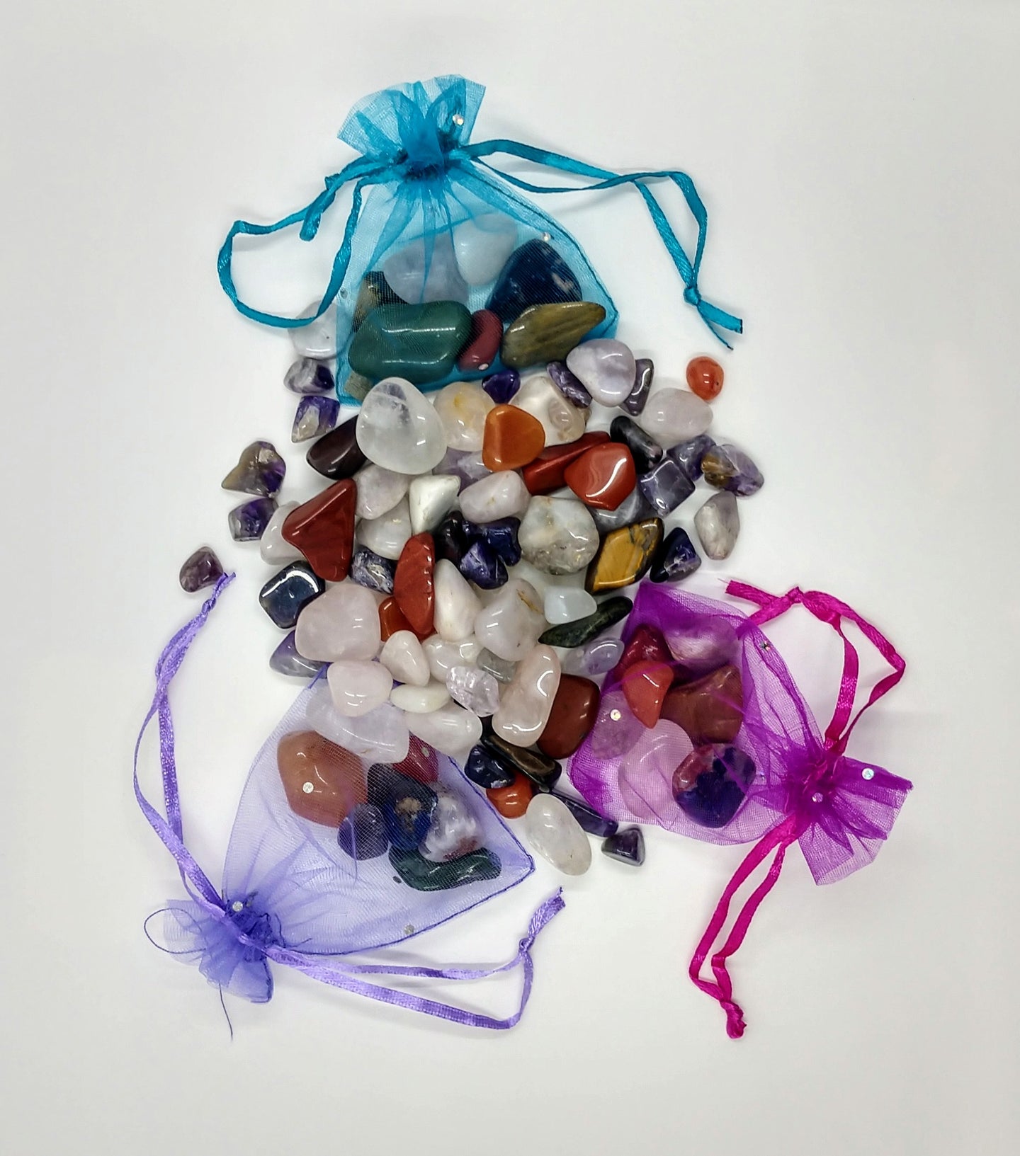 7 different crystals and stones that correspond to your 7 chakras.  Perfect to use with your Buddha bands!  Clear quartz - Crown chakra Amethyst - Third eye chakra Sodalite - Throat chakra Aventurine - Heart chakra Tiger's eye - Solar plexus chakra Carnelian - Sacral chakra Red jasper - Root chakra  Crystals may vary in size from 1/4